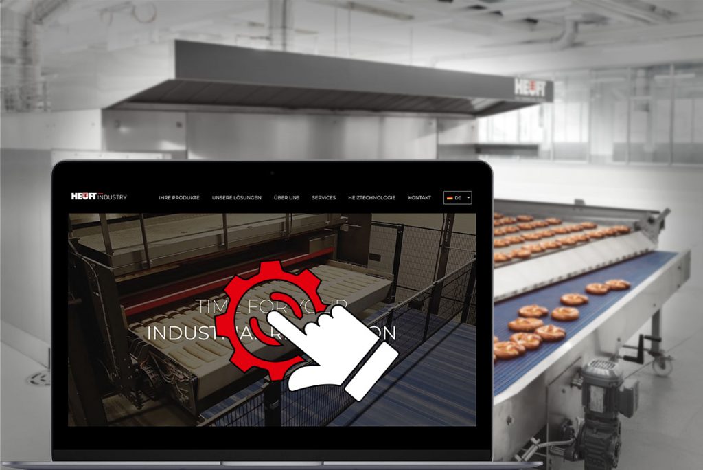 Laptop mit aufgerufener Heuft Industry Webseite vor einem Großbackofen in einer Bäckerei